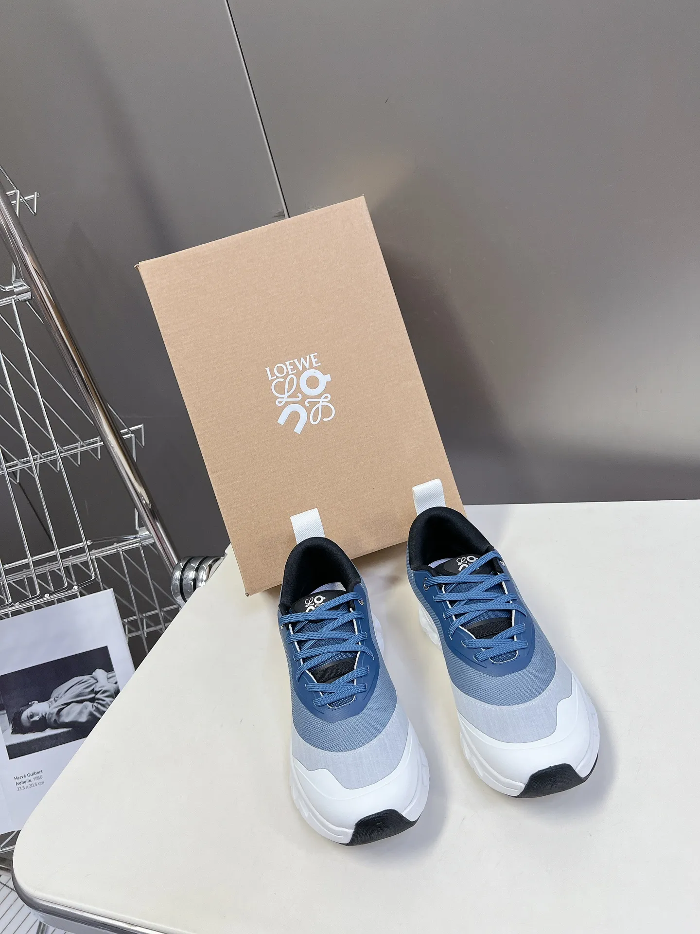 👟👟Ex-factory price 640👟👟 Loewe x on cioudtilt2.0 running shoes‼ ️Couple model Loewe Made from recycled polyester and mesh, it features an exclusive rubber sole with Loewe's classic logo printed on the side and full-coverage seam details. This cooperation combines ON's professional technology with Loewe's exquisite craftsmanship, and uses it in the production and design, specially designed for urban life and outdoor sports. Code number: 35-40, male 39-44
